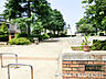 周辺：【さつきが丘公園】200ｍ　閑静な住宅街の中にあり、豊かな植栽に癒される空間です。ブランコなど遊具や、走り回れるスペースも確保されておりお子様の遊び場にぴったりです。