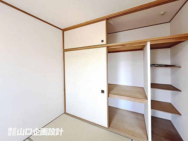 和室6.0帖の収納スペース。高さの位置が変えられる可動棚が嬉しいですね