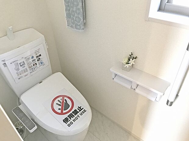 2階トイレ　温水洗浄機能付（家具・調度品は価格に含まれません）