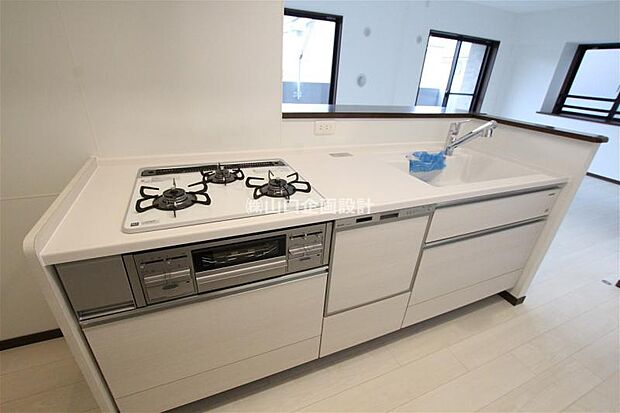 白を基調とした清潔感のあるキッチンは新規交換されました。食器洗浄乾燥機も装備されています