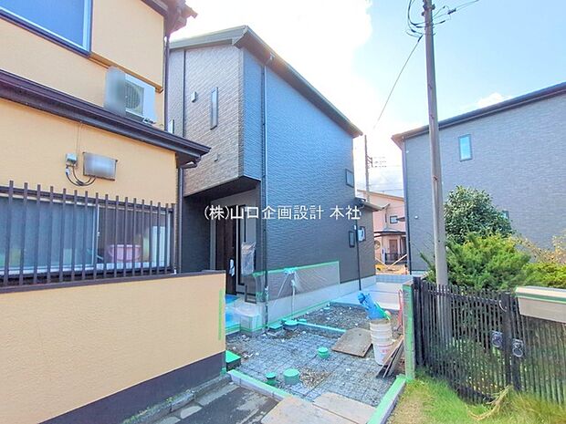 玄関から洗面室へ直行の動線や陽当り恵まれたリビングなど建築士が考えた間取り設計です。