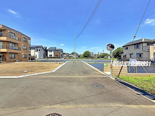 【全6区画の全景写真】6.2ｍの広い前面道路に面した立地。開放感と安心感を兼ね備えています／販売現地