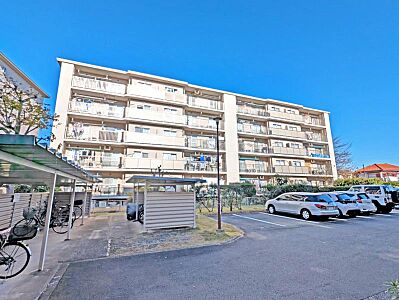 外観：南向きで陽当たり良好な5階建てマンションの一室。心地よい光がたっぷり射し込みます。閑静な住宅街に位置し、周辺には公園が多く子育てにも適した落ち着いた住環境です。