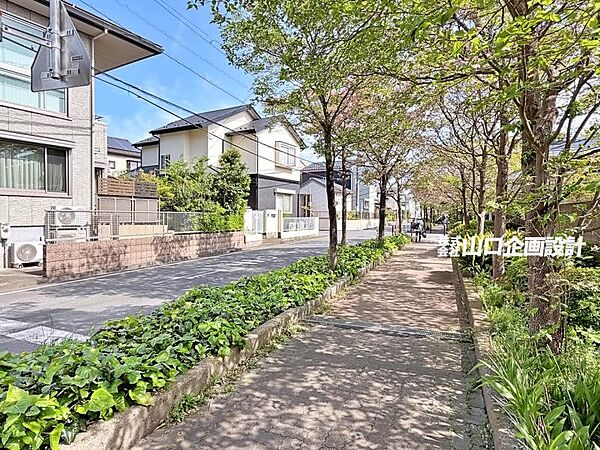 【緑が映える遊歩道】落ち着いた街並みで家族時間が心地よくなる暮らしを実現します。