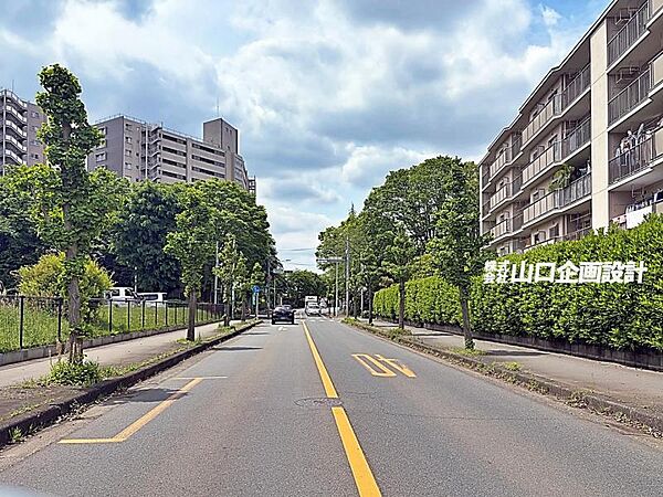 【ニュータウン通り】街路樹が続く心地よい通りにお店も多く日々の買い物や散歩が楽しめる環境です！