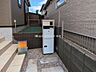 設備：ポストやインターホンをまとめた機能門柱を玄関に完備。すっきりとした印象で、住まいの第一印象を引き立てます。
