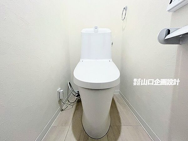 ＜2階トイレ＞混み合う時間帯にも重宝する新品設置の便利な2階トイレです。