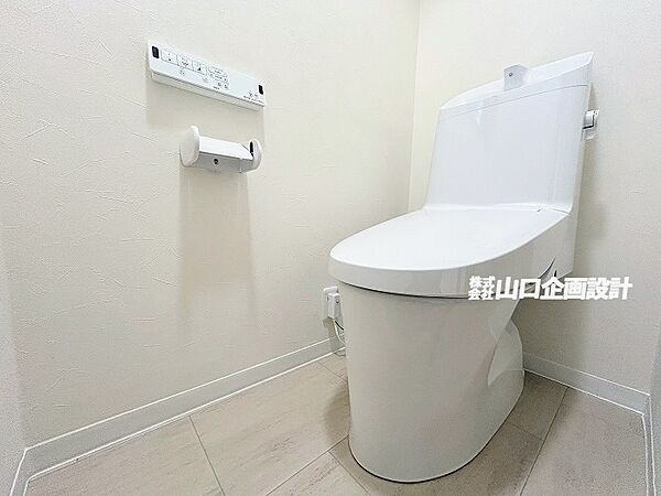 ＜1階トイレ＞衛生的な新品トイレで誰もが快適に使用できる空間です。