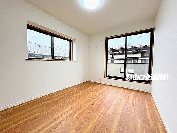 ＜2階南東側居室＞朝から明るい光が差し込み健やかな朝を迎えられるお部屋です。