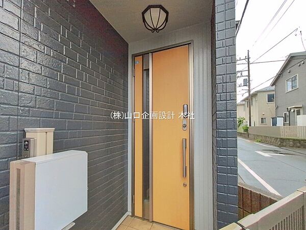 アクセントカラーが目を引く玄関ドア