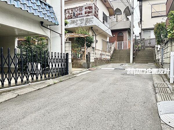 前面道路につながる通りは一方通行。車の往来が少なく、落ち着いた住環境です※古家有
