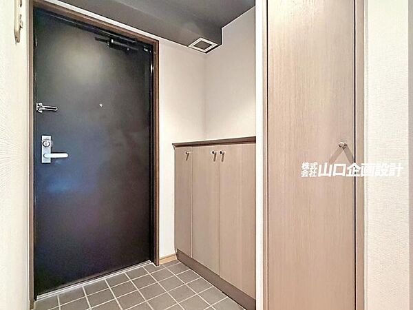 玄関には収納を備え、靴や外出用品をまとめてしまえるため、出入りのたびに整えやすいです。
