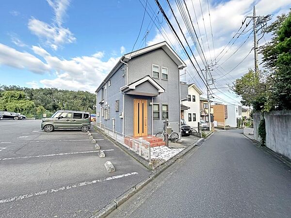 下山口駅徒歩9分、小学校徒歩3分。通勤通学と日々の買物をまとめやすい立地です。