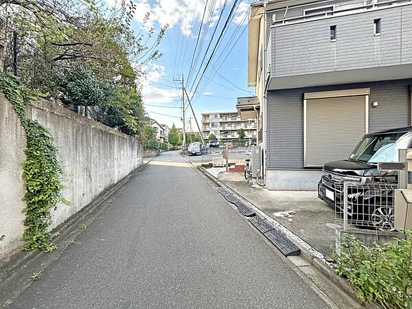 幅員約4.0ｍ。見通しの良い道路です。車の出し入れもスムーズに出来そうです。