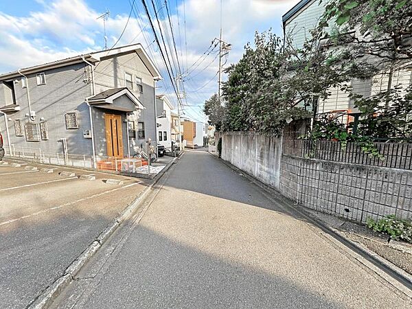 落ち着いた街並み。ベルク徒歩4分、コンビニ徒歩5分。食品や日用品の買物先を選びやすい環境です。