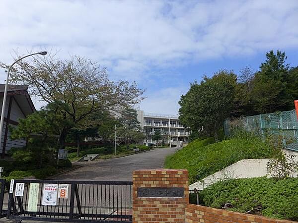 所沢市立上山口中学校まで約1100m（徒歩14分）
