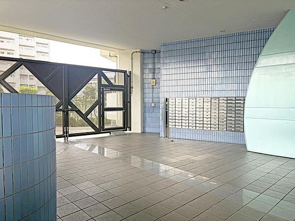 エントランスから住戸までの動線も確認しながら、毎日の帰宅場面をイメージできます。