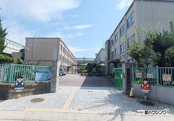 京都市立深草小学校 約610m　(徒歩約9分)
