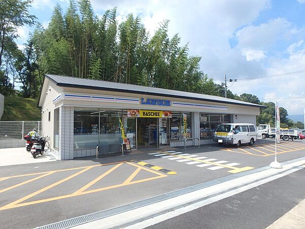 ローソン伏見深草谷口町店 約287m (徒歩約5分)