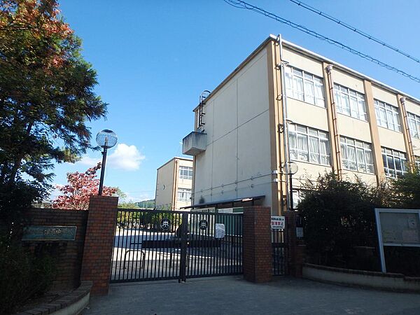 京都市立深草中学校 約384m 京(徒歩約６分)