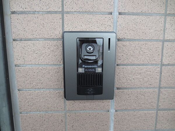 画像15:玄関はカメラ付きのインターフォンが設置されています