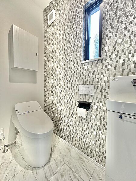 トイレはタンクレストイレで独立型の手洗い器も設置。