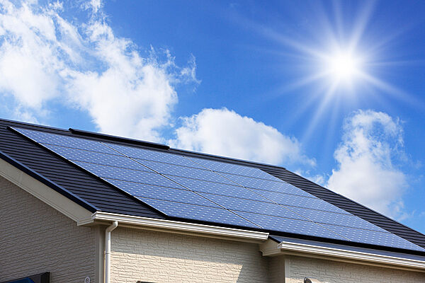 日々の光熱費を賢く抑え、地球にも優しい太陽光発電システム。発電した電気を家庭内で使うことで電気代を削減。さらに災害などによる万が一の停電時にも、非常用電源として電気が使えるため家族の安心を守ります。