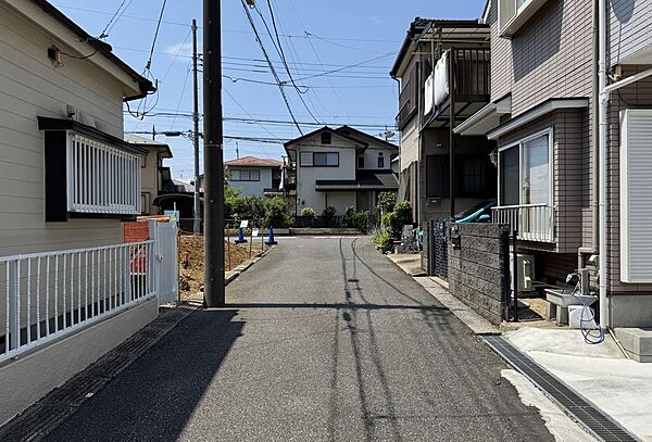 土地面積113.35m2（約34.28坪）。交通量の少ない閑静な住宅街に位置し、落ち着いた暮らしが送れます。