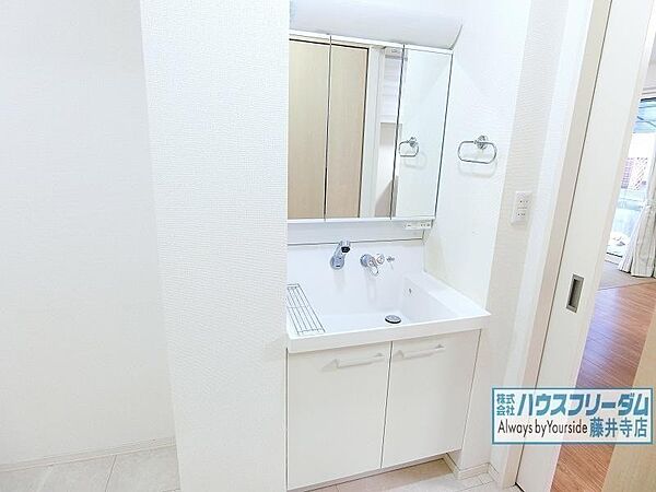 清潔感のある、シャワー付き洗面化粧台