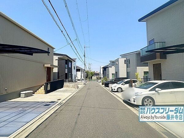 前の道は広々としております
