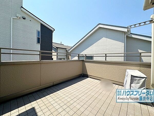 広々としたルーフバルコニー付き