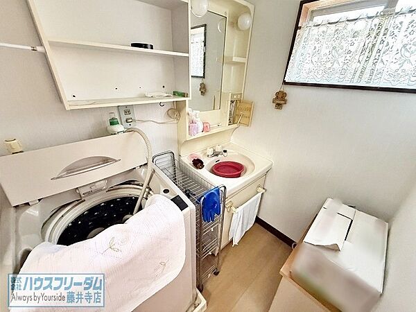 小窓があり、昼間は自然光が入ります！
