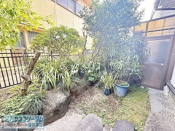 敷地内には庭も存在しています。