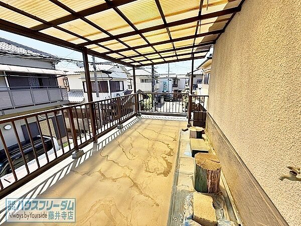 バルコニーは屋根付きで広々しています