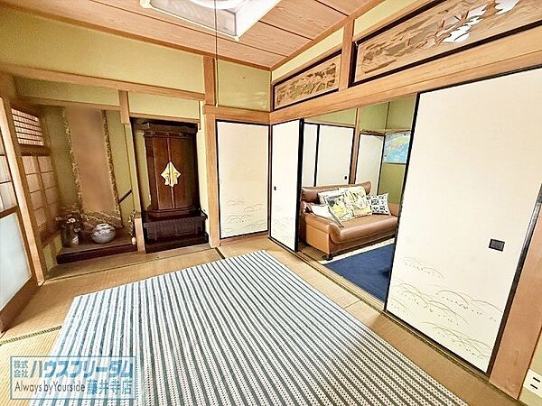 和室から庭が眺めれる落ち着いた空間になっております