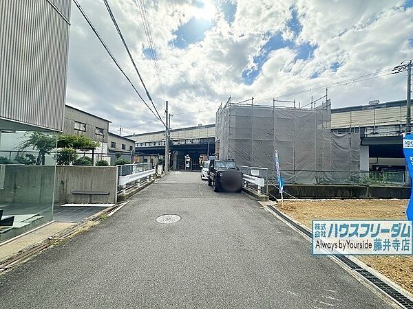 前面道路広々約5.6ｍ！