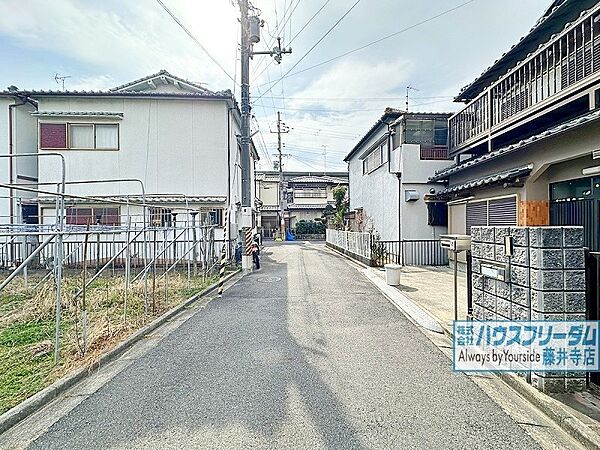 周辺は戸建ての建ち並ぶ落ち着いた環境