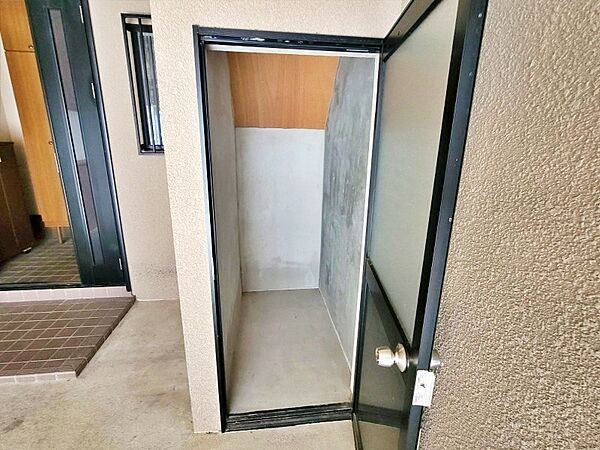 外部には鍵付き収納スペース有