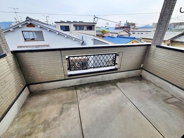 ワイドバルコニーになります。