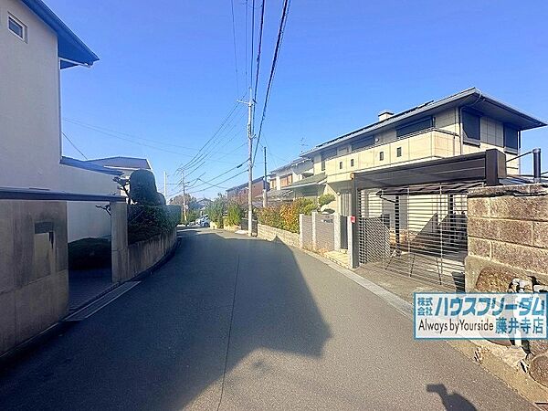 周辺は戸建ての建ち並ぶ落ち着いた環境