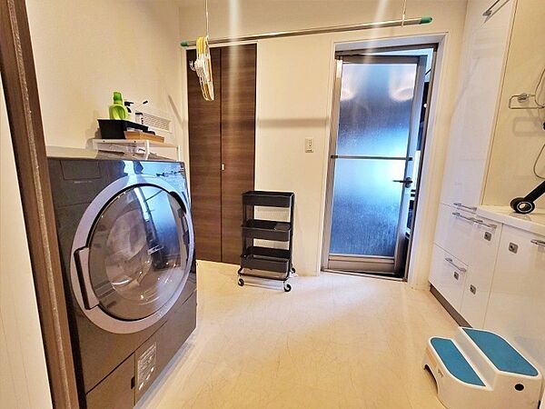 約3.7帖の広い洗面所にも床暖房あり！