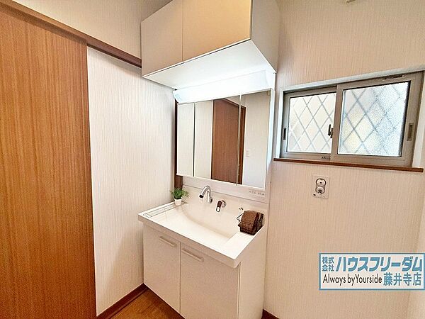 白く清潔感のある、シャワー付き洗面化粧台です！