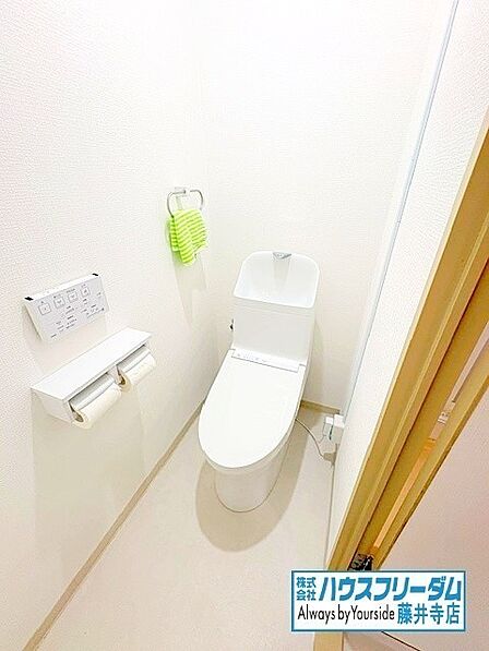 白を基調とした清潔感溢れるトイレです♪