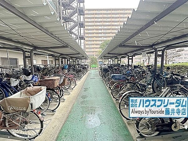 屋根付きの駐輪場がございます！