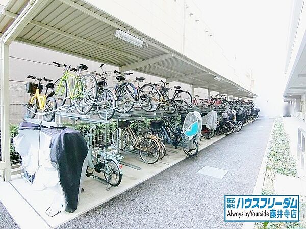 屋根付きの駐輪場がございます！