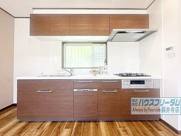 壁付キッチンなのでリビングを広々使えます！