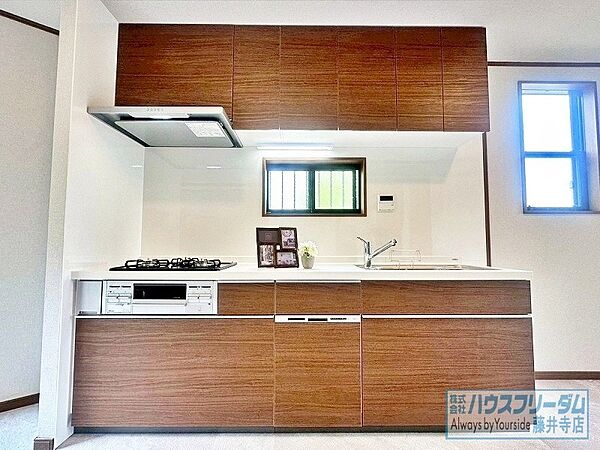 壁付キッチンなのでリビングを広々使えます！