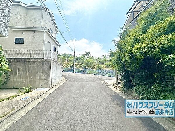 周辺は戸建ての建ち並ぶ落ち着いた環境