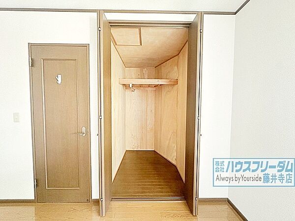 かさばる冬物や普段使わない物もスッキリ収納できます