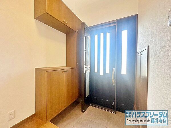シューズBOX完備、小物を飾ることも出来ます！
